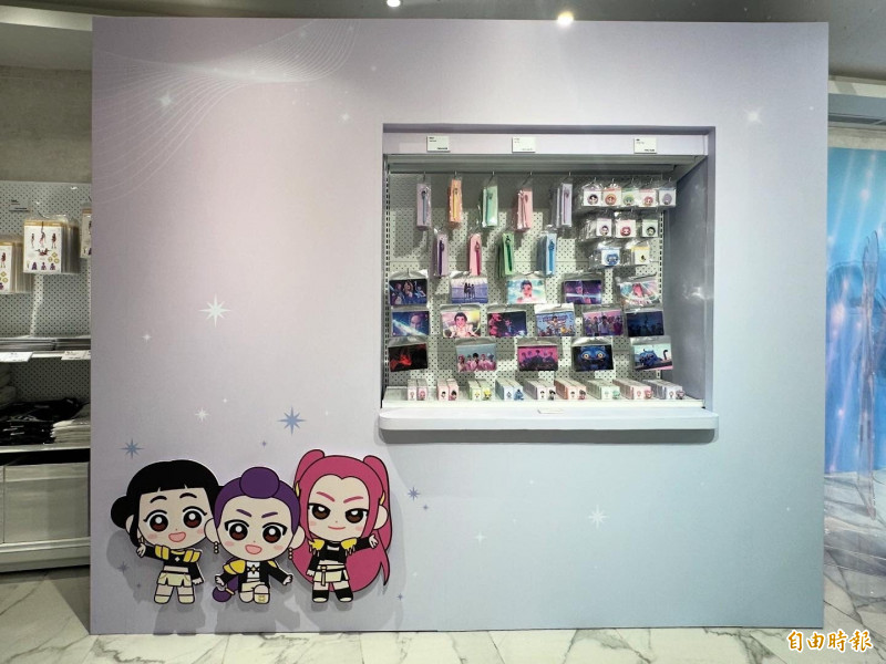《Kpop 獵魔女團》官方快閃店各式文具用品不僅小孩愛，上班族更受用。（記者許世穎攝）