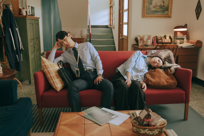 陳姸霏（右）和黃河在《人生只租不賣》為工作忙到焦頭爛額。（公視台語台提供）