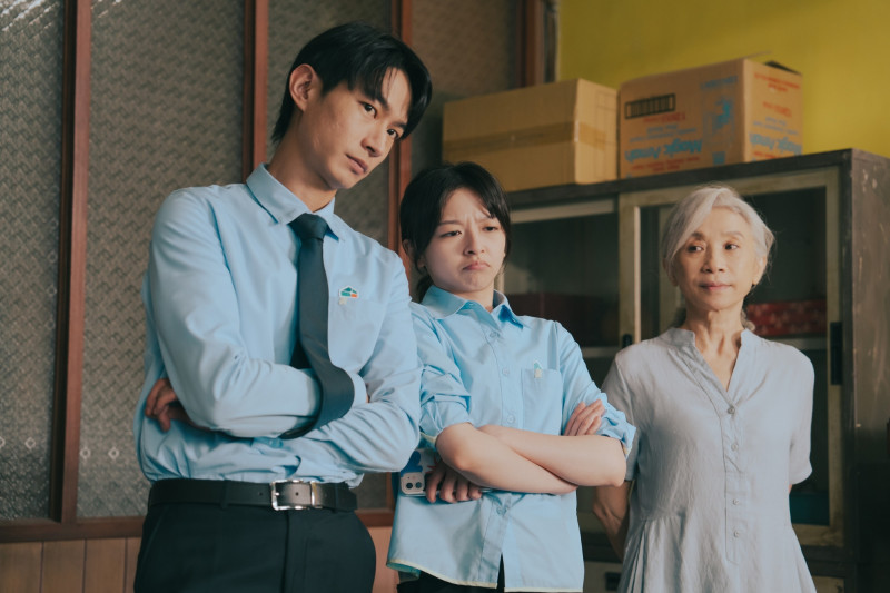 黃河（左起）、陳姸霏在《人生只租不賣》為客戶帶看租屋處。（公視台語台提供）