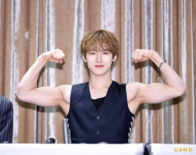 YOUMIN秀出肌肉。（記者王文麟攝）