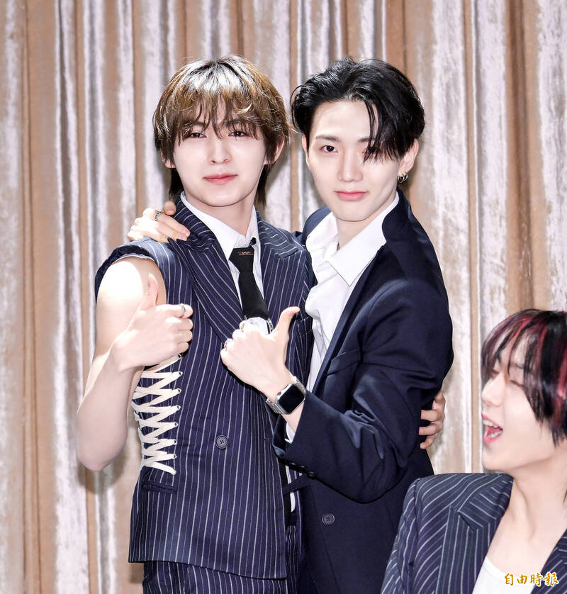 HYUNBIN給MASAMI獻上擁抱。（記者王文麟攝）