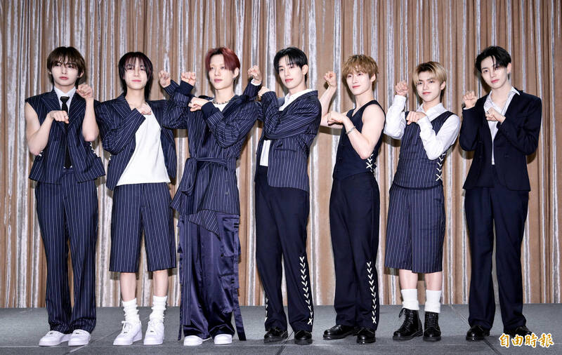 ALL（H）OURS來台比出馬年POSE，並現學現賣中文「馬上有錢」。（記者王文麟攝）