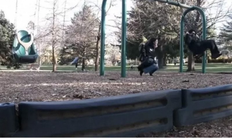 小倆口玩盪鞦韆，生活感十足。（翻攝自IG）