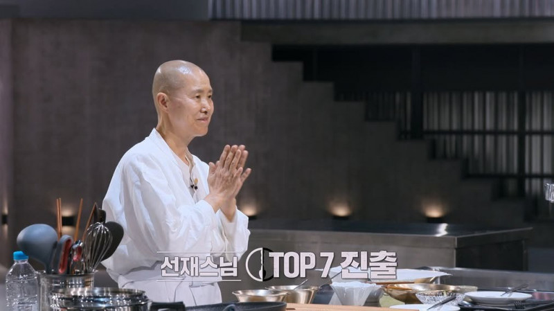 善財法師成為《黑白大廚2》中最特別的選手。（翻攝自Netflix）