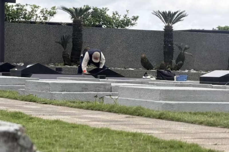 具俊曄細心擦拭大S墓碑。（翻攝自小紅書）