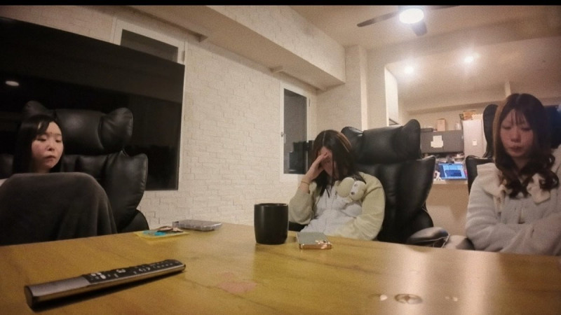 渡部龍太的3位妻子聽到家族解散，表情哀戚。（翻攝自X）