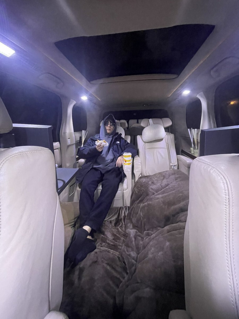 渡部龍太說以後都要睡車上流浪，被網友酸車子也太好。（翻攝自X）