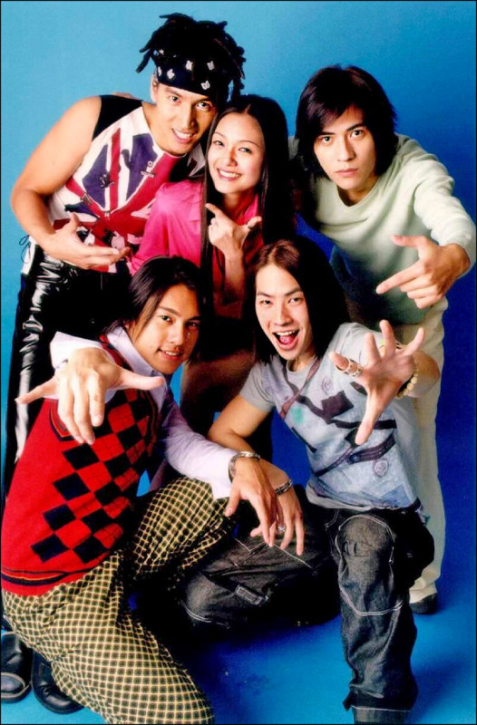 言承旭（後排左起）、大S、周渝民、朱孝天（前排左）和吳建豪演出《流星花園》紅遍全亞洲。（華視提供）