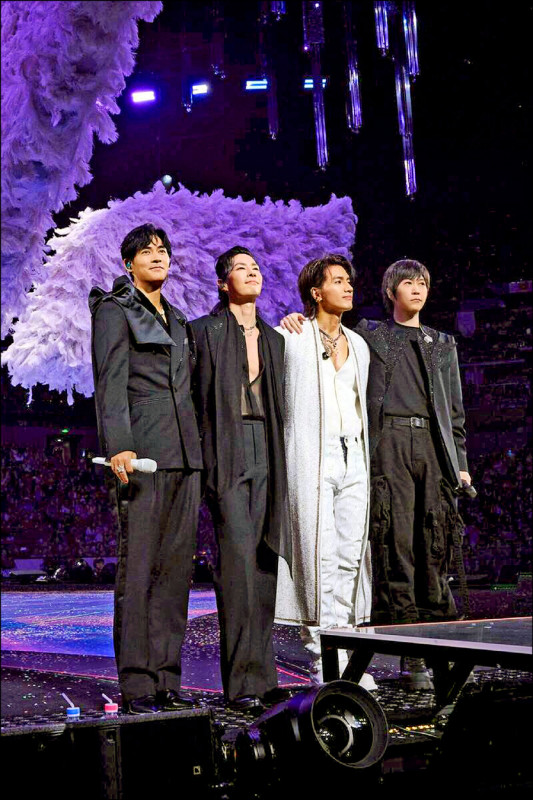 周渝民（左起）、吳建豪、言承旭「F3」組合搭上五月天阿信展開的演唱會相當轟動。（相信音樂提供）