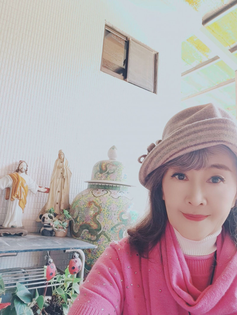 吳雪芬把清末民初的大花瓶擺在客廳的桌上，沒想到會被自己踢碎。（吳雪芬提供）