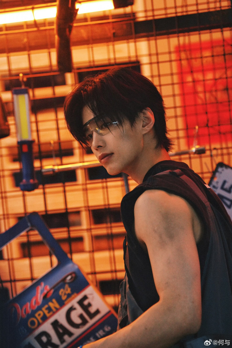 何與現年29歲、身高183公分，拍攝照片極具性張力。（翻攝自微博）