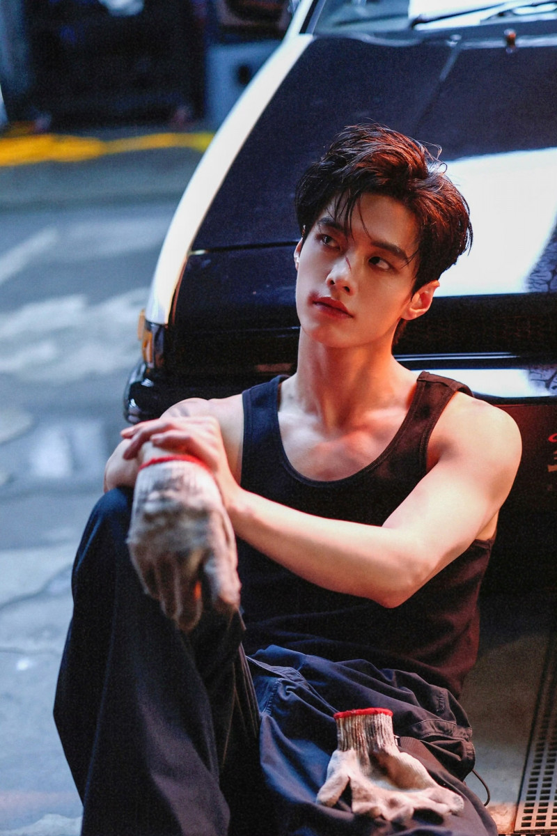 何與在《雙軌》中熱愛賽車。（翻攝自微博）