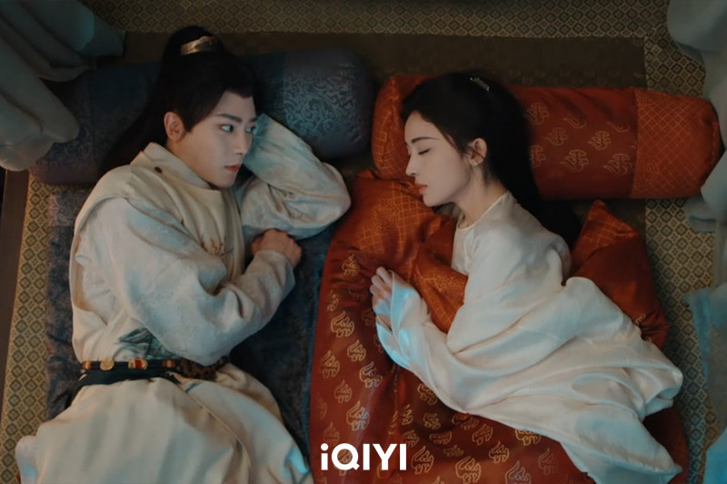 古力娜扎（右）在《玉茗茶骨》與侯明昊（左）同床共枕。（iQIYI愛奇藝國際站提供）