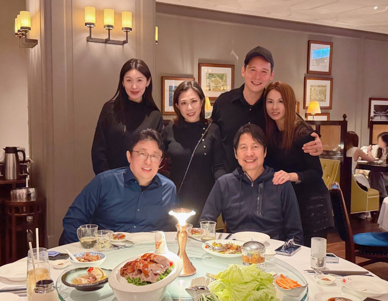 管罄（後排左起）、小彤、倪安東、友人和小彤老公（前排左）一起聚餐。（馬可孛羅公關提供）