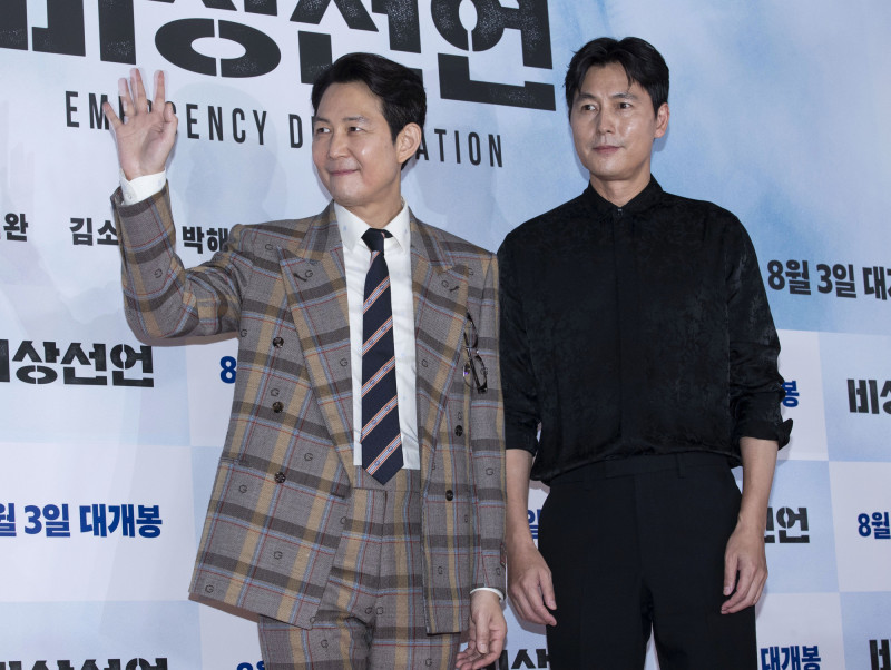 李政宰（左）、鄭雨盛將為安聖基抬棺。（達志影像）