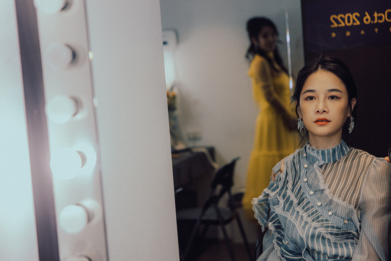 大胃王網紅千千演出《百萬人推理》角色為網紅「萬萬」，吃播兼辦案。（Netflix提供）