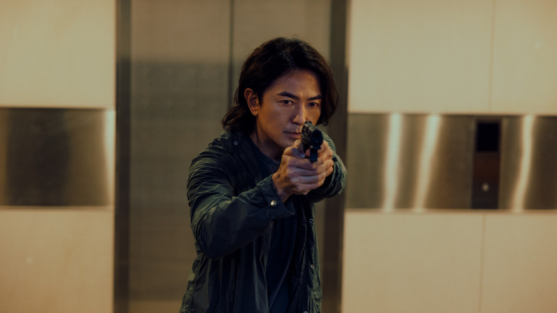 鄭伊健在《百萬人推理》飾演警官「陳家任」。（Netflix提供）