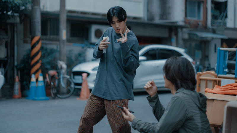 婁峻碩（左）在《百萬人推理》與鄭伊健合作。（Netflix提供）