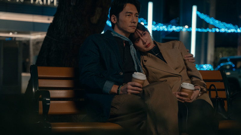 安心亞（右）在《整形過後》喪母崩潰，温昇豪（左）出現成救贖。（六魚文創提供）