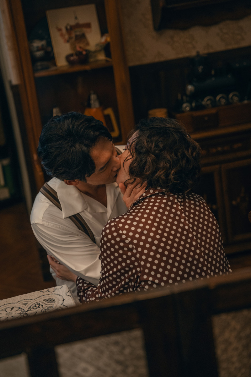 温昇豪（左）在《整形過後》與張榕容（右）假戲真做親了。（六魚文創提供）