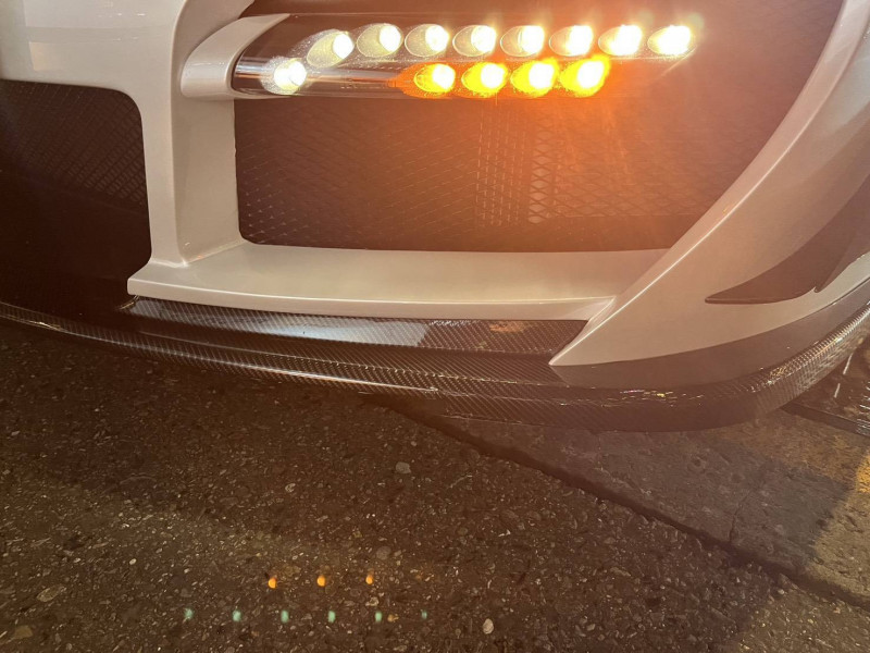 王陽明的車輕微擦傷。（記者姚岳宏翻攝）