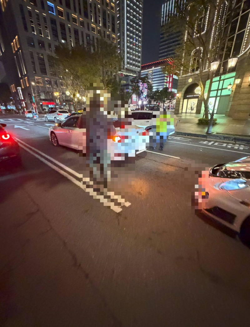 王陽明不慎追撞前車。（記者姚岳宏翻攝）