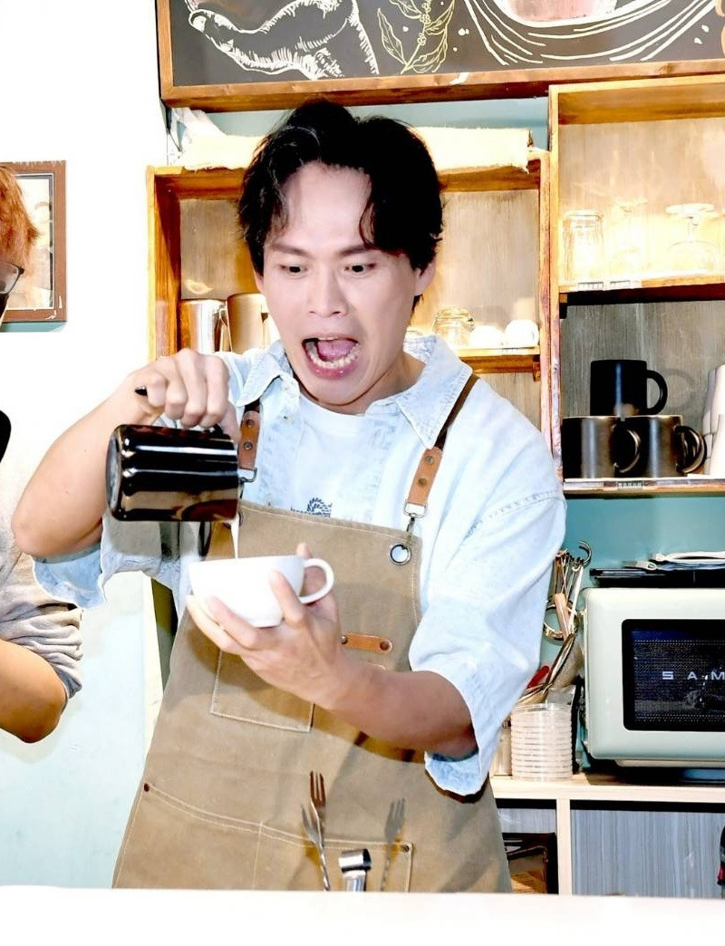 黃鐙輝體驗一日咖啡師。（華視提供）