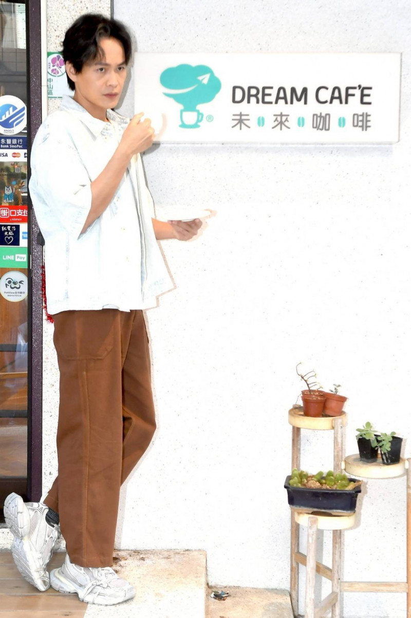 黃鐙輝體驗一日咖啡師。（華視提供）