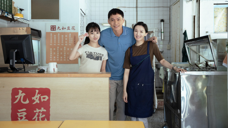 謝語恩（左）、黃鐙輝、李杏在《九如一家人》飾演一家人。（華視提供）