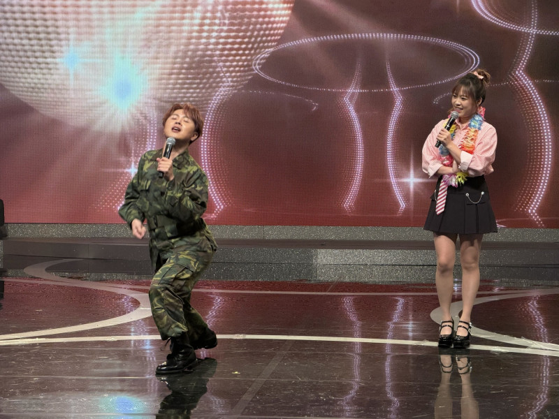 陳孟賢（左）示範搞笑天兵刺槍術。（中視提供）