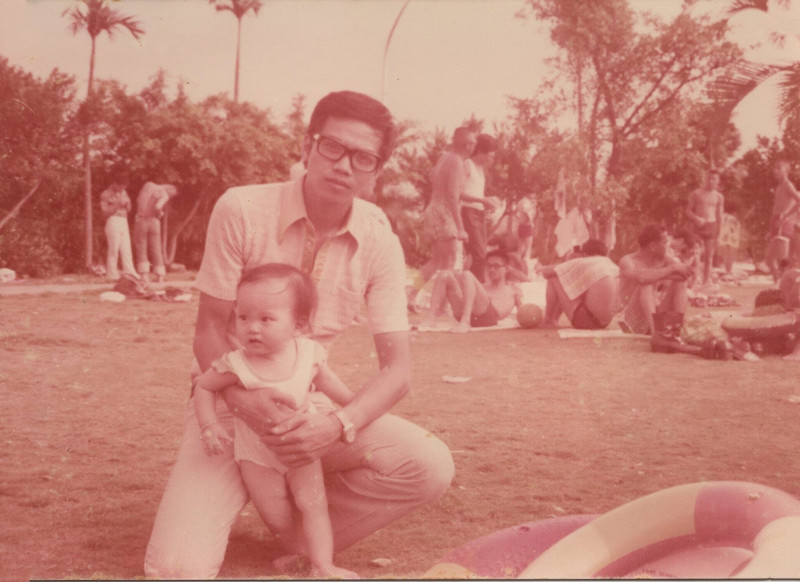 簡沛恩公開唯一一張小時候與父親的合照。（翻攝自臉書）