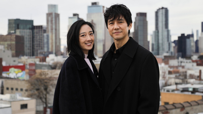 桂綸鎂、西島秀俊在電影《最親愛的陌生人》飾演夫婦。（甲上娛樂提供）