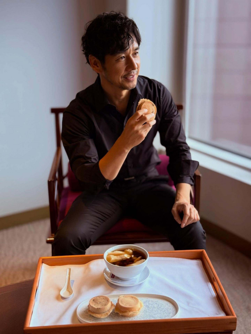 西島秀俊來台參加金馬，並宣傳《最親愛的陌生人》，被瘋狂投餵甜點，包括甜甜圈、車輪餅以及豆花。（翻攝自IG）