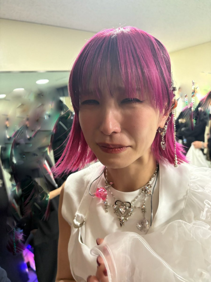 LiSA在紅白後台哭得一把鼻涕一把淚。（翻攝自X）