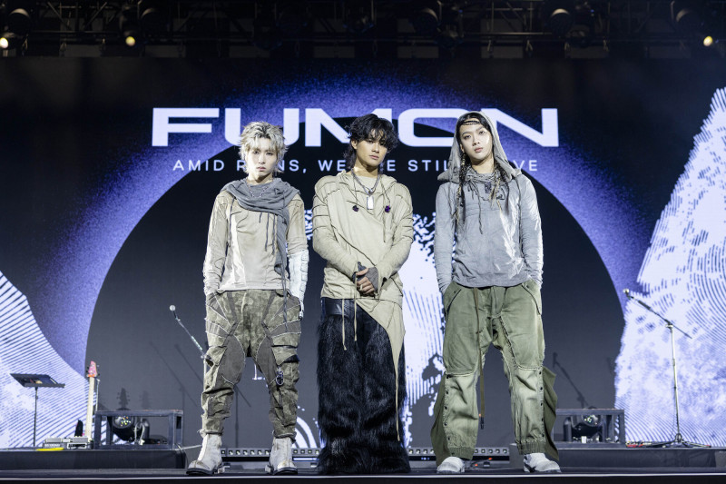 福夢樂團開唱，主唱李浩瑋（中）感謝兩位夥伴，鼓手王晧（右）和吉他手利惟庸。（形上娛樂提供）