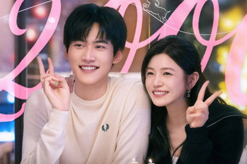 陳妍希（右）和周柯宇主演《狙擊蝴蝶》，兩人相差19歲的姐弟戀掀起討論熱潮。（翻攝自微博）