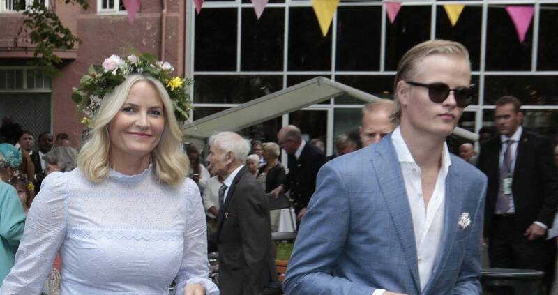 挪威王儲妃梅特瑪麗（左）、王儲繼子荷伊比。（法新社）