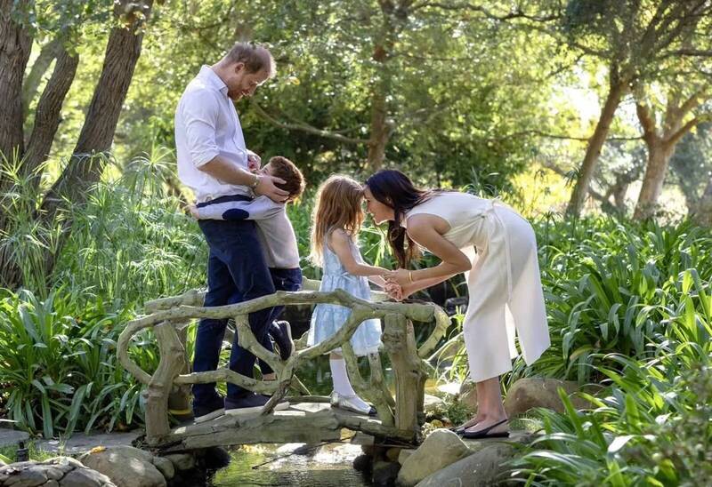 哈利（左）、梅根（右）夫妻增加兩個孩子曝光度。（翻攝自IG）