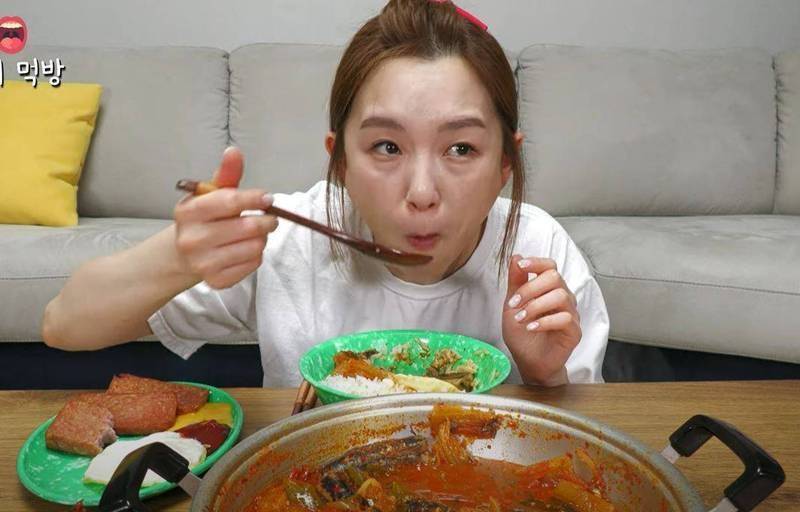 2021年Hamzy難以接受中國說泡菜是中國料理而暫停中國所有活動。（翻攝自YouTube）