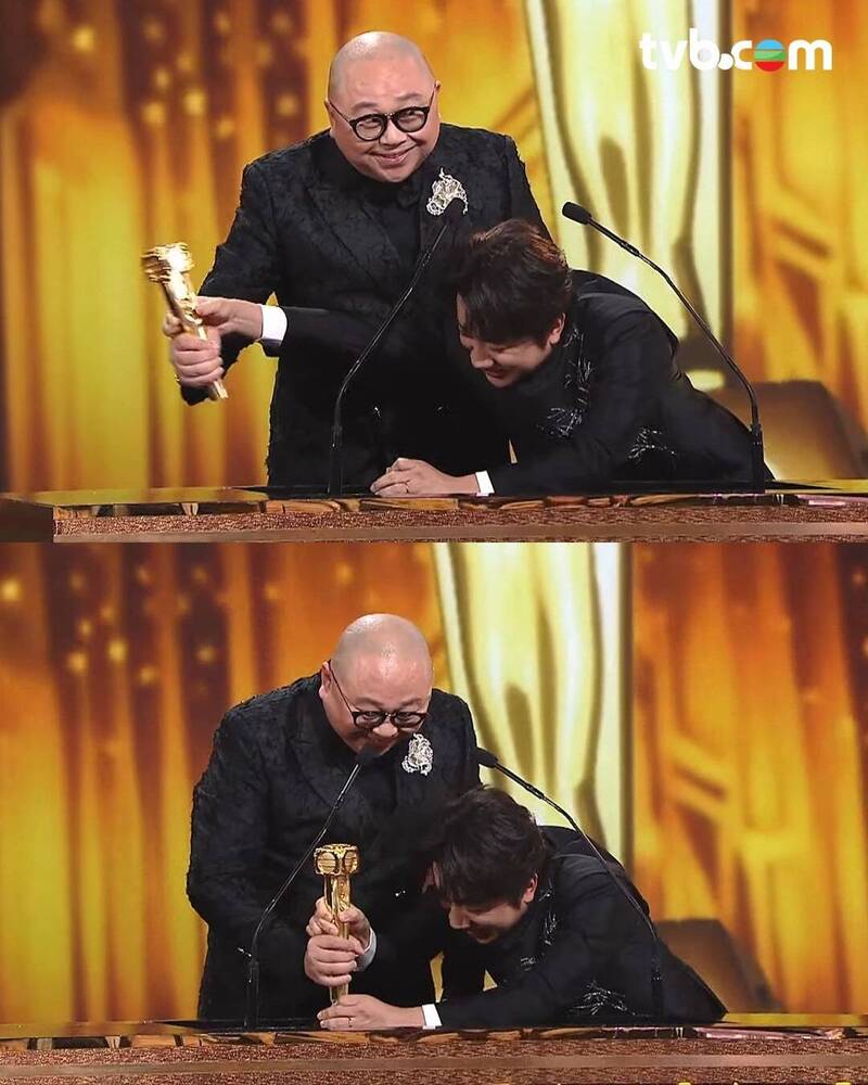 林盛斌（左）發表得獎感言時，不慎將獎座弄斷成兩截。（翻攝自臉書）
