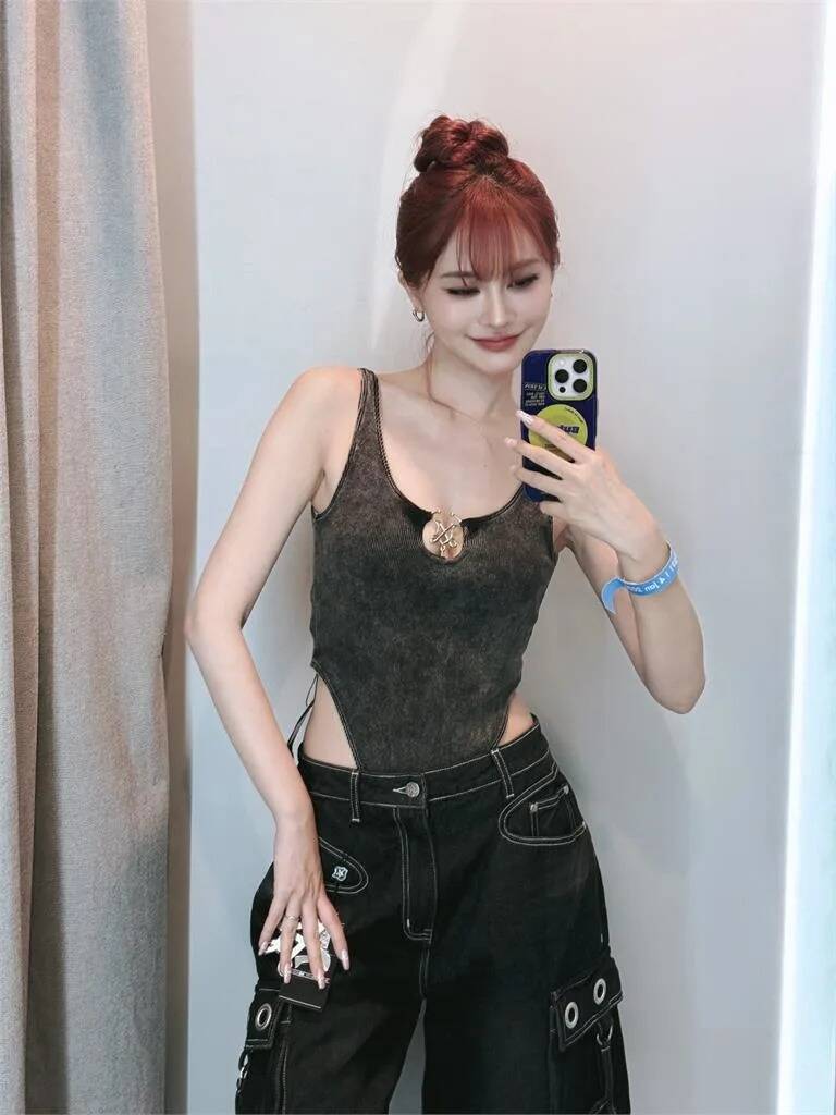 賴品妤曬出自己在試衣間的超辣美照。（翻攝自Threads）