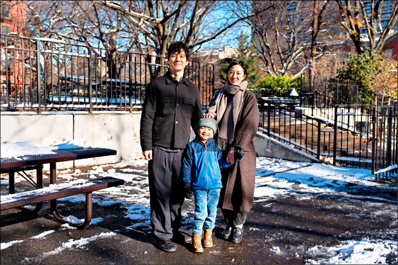 西島秀俊（左）、桂綸鎂（右）在《最親愛的陌生人》飾演夫妻，與飾演兒子的小童星艾佛瑞斯特感情甚篤。（甲上娛樂提供）