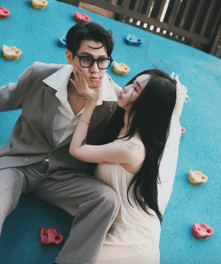 許允樂（右）與李玉璽上月17日完成結婚登記宣布喜訊。（翻攝自IG）