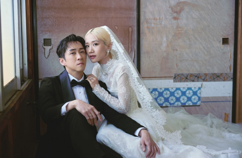 小倆口在日式空間取景拍婚紗，展現專屬默契。（天地合娛樂提供）
