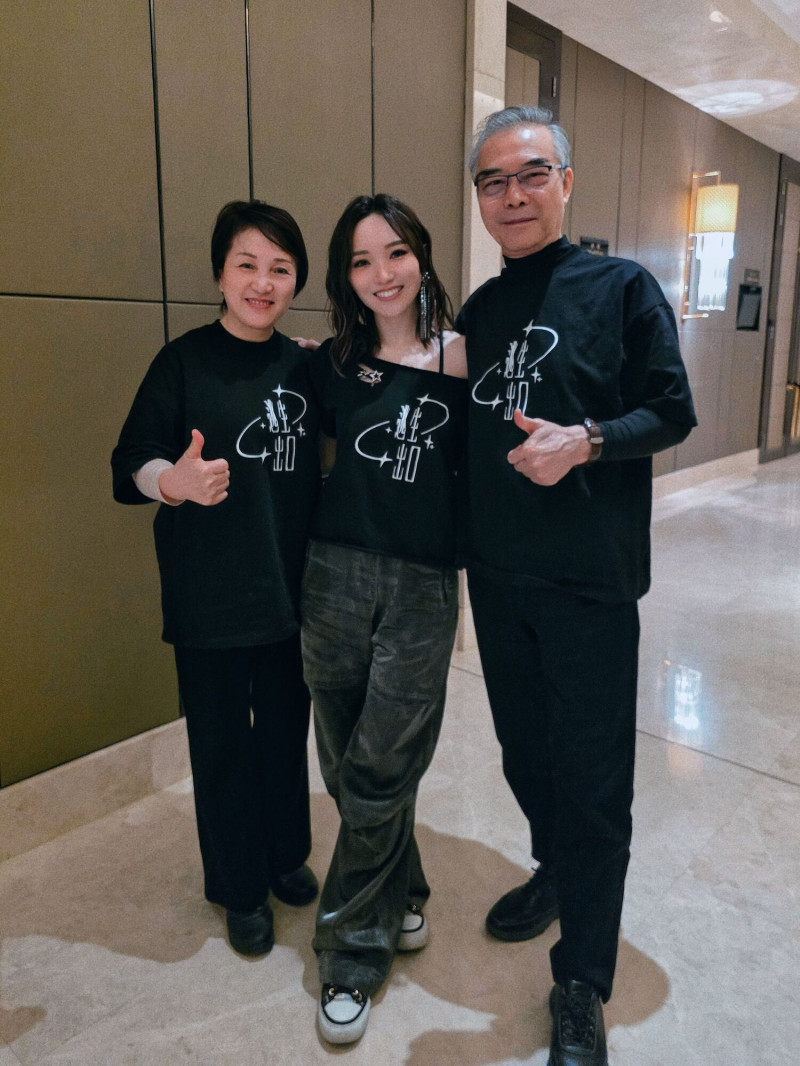 閻奕格的爸媽悄悄到場給她驚喜。（格聲娛樂提供）
