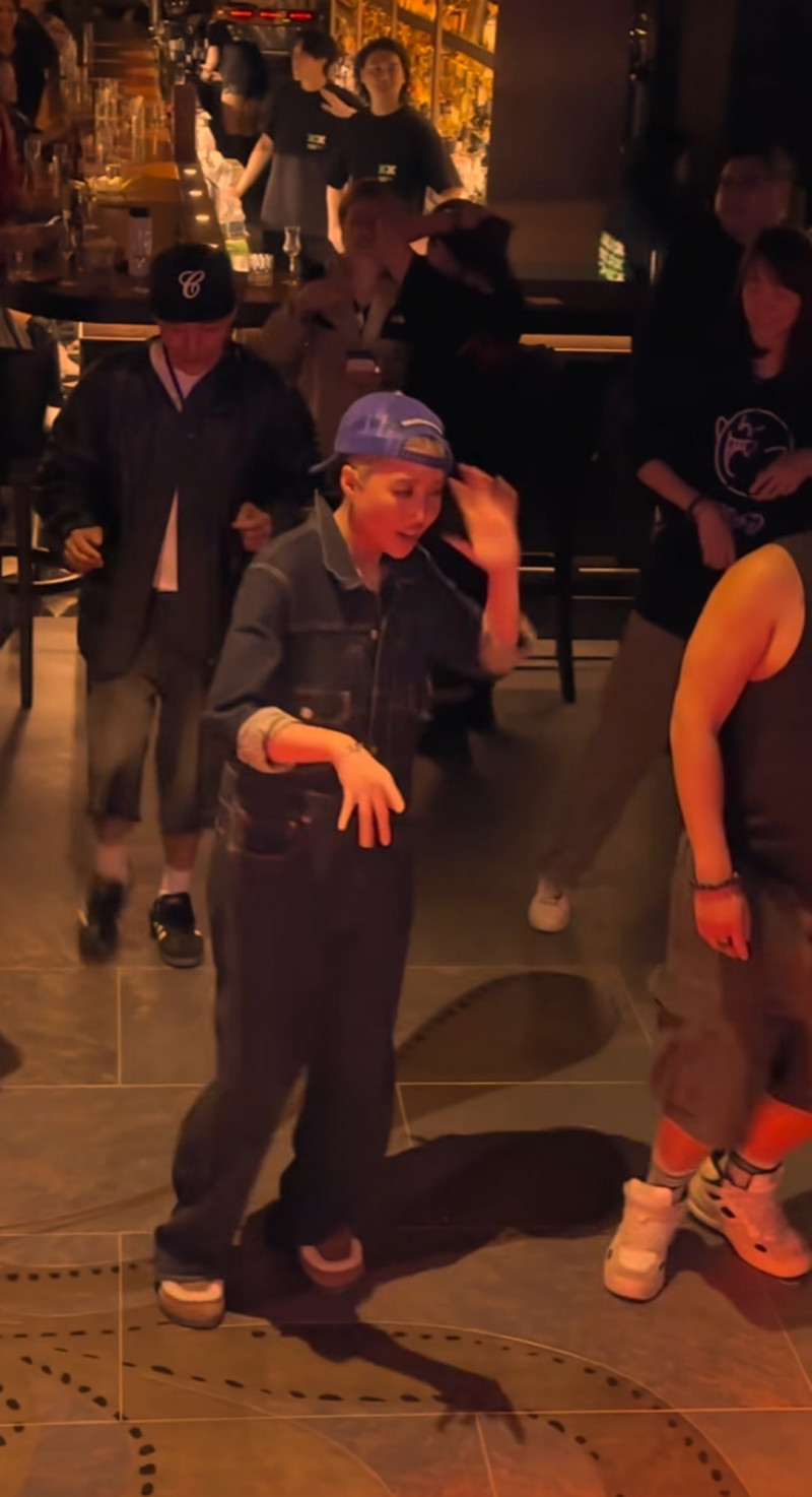 A-Lin到阿妹男友的店裡慶功，開心跳舞。（翻攝自IG）