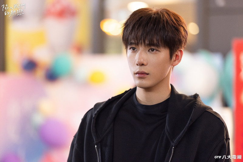 王安宇在《陷入我們的熱戀》戲中飾演浪漫感性的學霸。（八大提供）