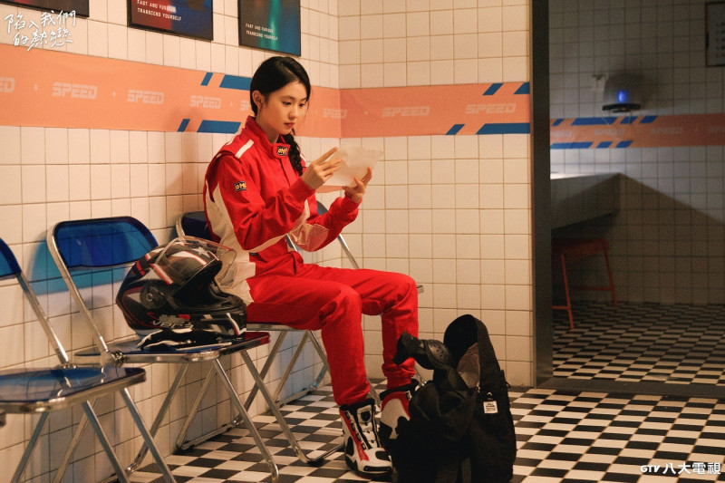 劉浩存拍《陷入我們的熱戀》穿上帥氣賽車服。（八大提供）