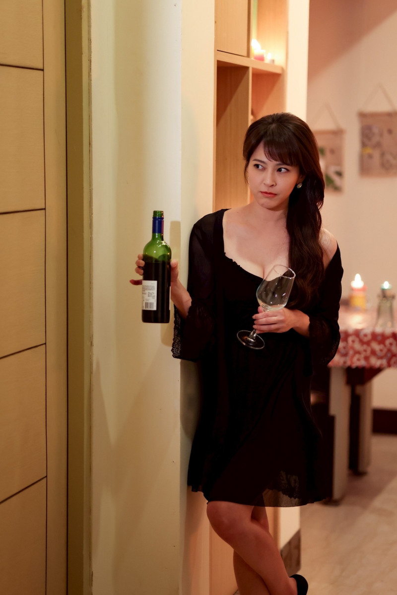 蘇晏霈穿同款性感睡衣。（民視提供）