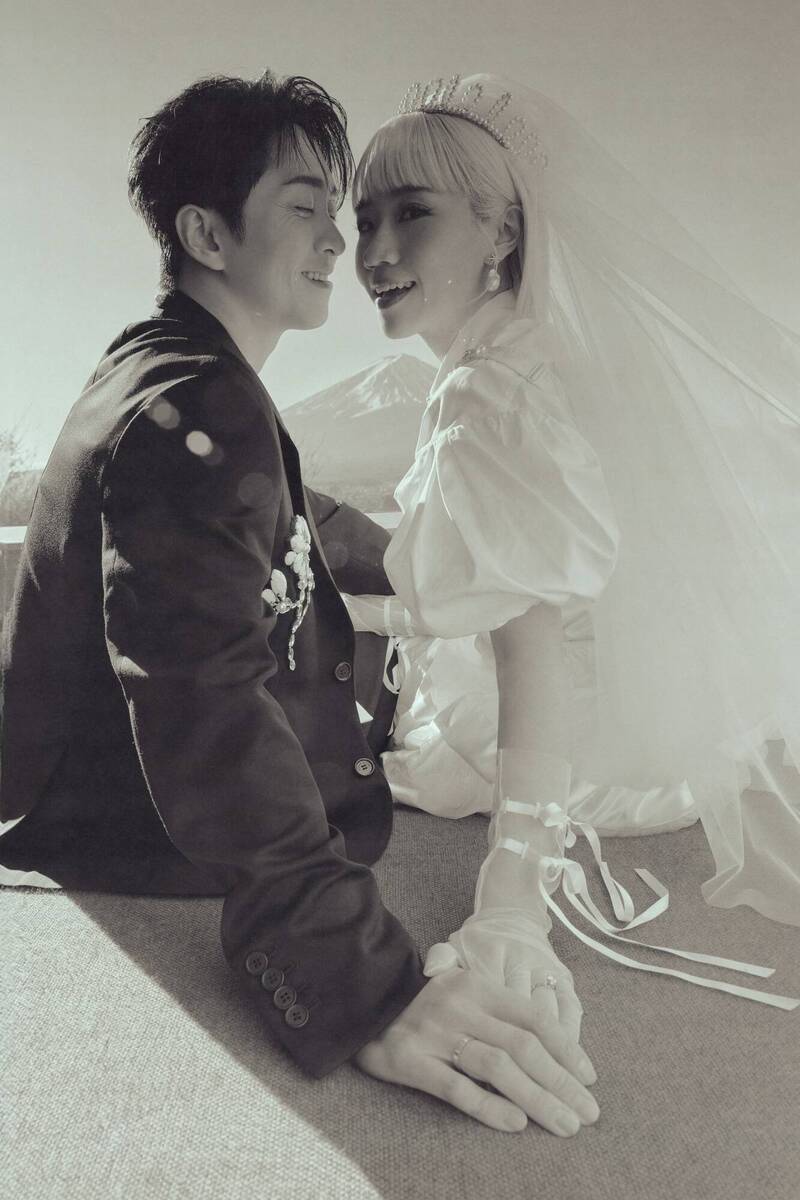 陳漢典與LULU分享富士山前拍攝的婚紗照，畫面甜蜜，幸福氛圍藏不住。（天地合娛樂提供）